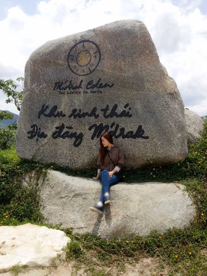 Khu du lich sinh thái M'Đrăk được mệnh danh "Dubai phiên bản Việt" Nam đã chính thức mở cửa và đang trở thành tâm điểm được giới trẻ khắp mọi miền Tổ quốc chú ý tới. Cũng vì thế mà khu du lịch tại Tây Nguyên này được các Hoa hậu, Á hậu như Mai Phương Thúy, Ngọc Hân, Phạm Hương, Huyền My lựa chọn để cho ra mắt những bức ảnh cực đẹp.