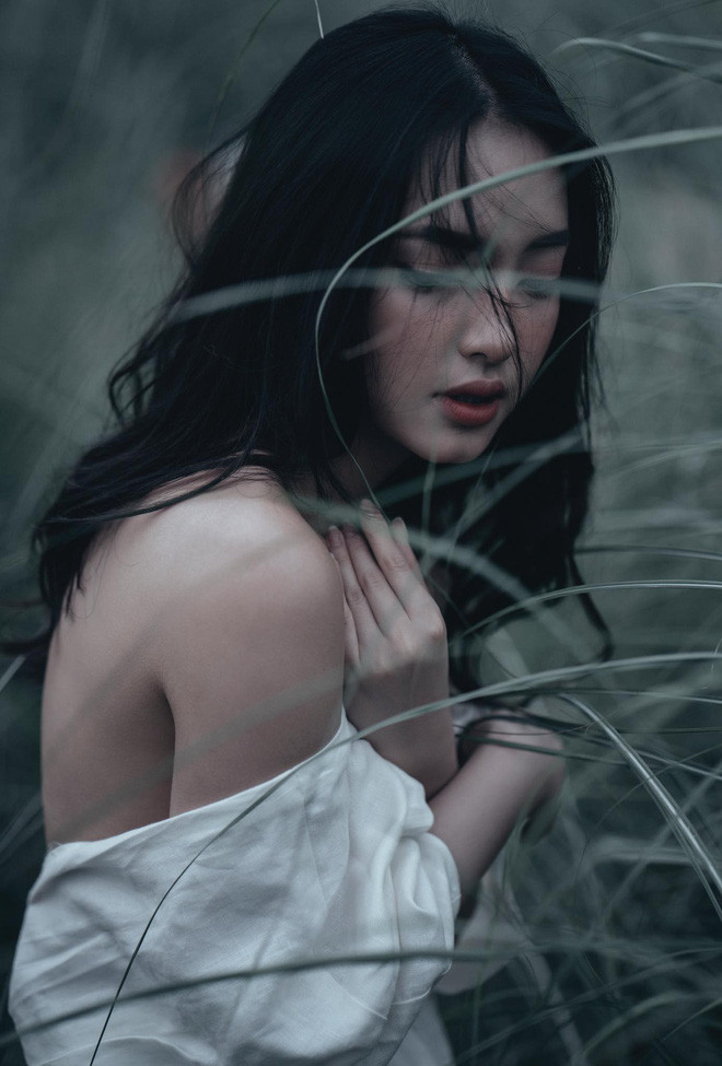 Không phải lúc nào hot girl Châu Bùi cũng diện đồ hở bạo hoặc khoe đường cong 3 vòng, song người đối diện vẫn cảm nhận được sự lôi cuốn ấy toát ra nhờ thần thái quá đỉnh mà hot girl sở hữu.