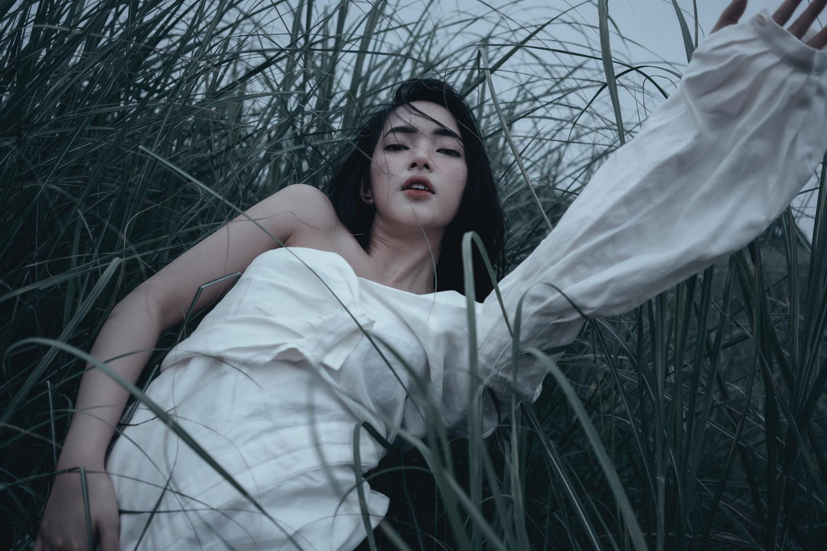 Trong bộ ảnh mới đăng tải của mình, Châu Bùi không chọn bộ cánh quá hở, cũng không phô cơ thể quá đà. Thay vào đó, cô nàng hot girl này diện chiếc váy trắng đơn giản, cổ khoét rộng. Nhưng điểm nhấn của bộ ảnh lại đến từ diễn xuất gương mặt.