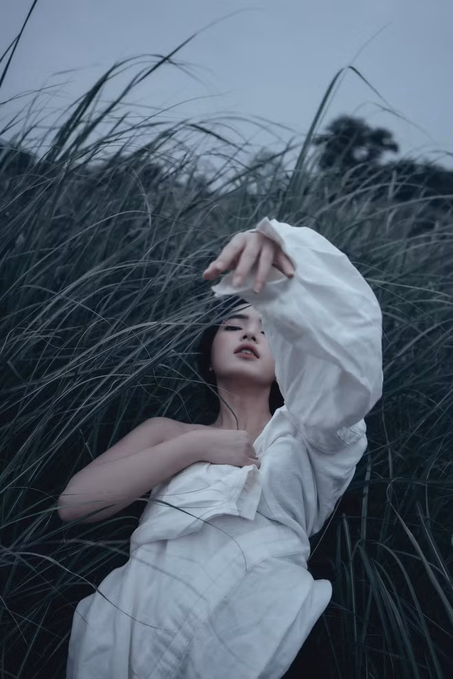 Bộ ảnh tuyệt đẹp này của Châu Bùi được thực hiện bởi nhiếp ảnh gia Thái Phạm.