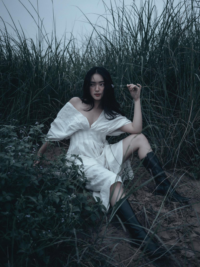 Với đôi mắt đầy ma mị, đôi môi khép, đầu luôn ngẩng cao khoe chiếc cổ dài kiêu hãnh cùng xương quai xanh - điều gợi cảm nhất của mình, Châu Bùi đã tái khẳng định việc chuyển hướng hình ảnh sang quyến rũ là điều hoàn toàn chính xác.