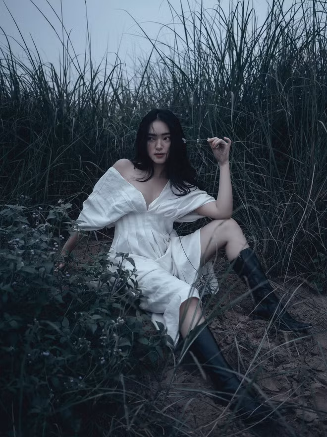 Với đôi mắt đầy ma mị, đôi môi khép, đầu luôn ngẩng cao khoe chiếc cổ dài kiêu hãnh cùng xương quai xanh - điều gợi cảm nhất của mình, Châu Bùi đã tái khẳng định việc chuyển hướng hình ảnh sang quyến rũ là điều hoàn toàn chính xác.