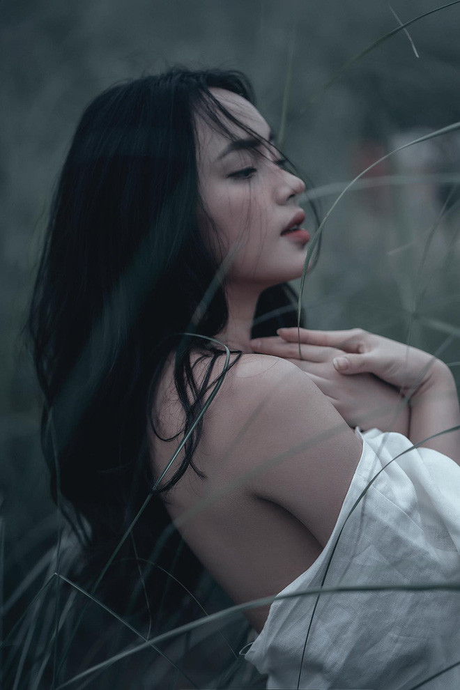 Khi chiếc cổ áo rơi nhẹ xuống vai, người xem như muốn "đứng tim" với Châu Bùi.