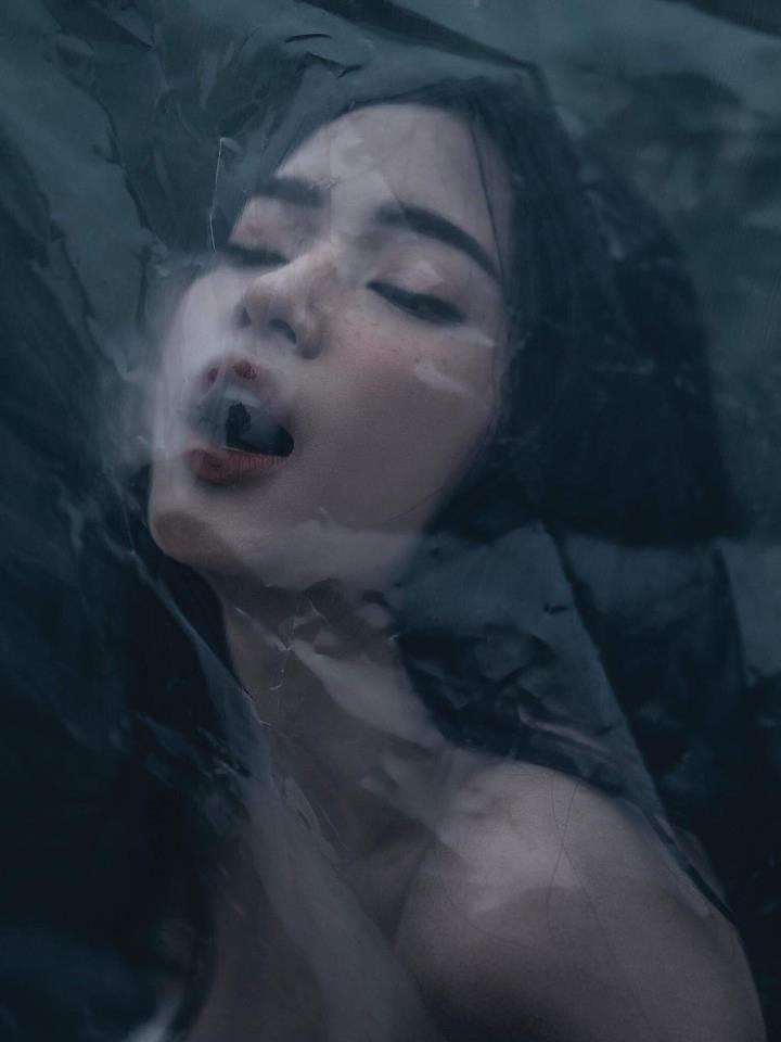 Những tạo dáng khoe sự gợi cảm rất nghệ thuật của Châu Bùi.