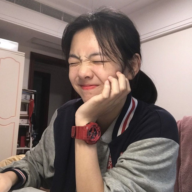 Facebook và Instagram của Bonnie ngập tràn những bức ảnh dìm bản thân với biểu cảm siêu khó đỡ, ảnh chụp trong môi trường ánh sáng không tốt hay những bức ảnh chụp vội nên chẳng rõ nét.