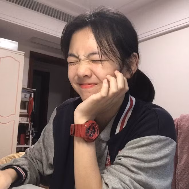 Facebook và Instagram của Bonnie ngập tràn những bức ảnh dìm bản thân với biểu cảm siêu khó đỡ, ảnh chụp trong môi trường ánh sáng không tốt hay những bức ảnh chụp vội nên chẳng rõ nét.