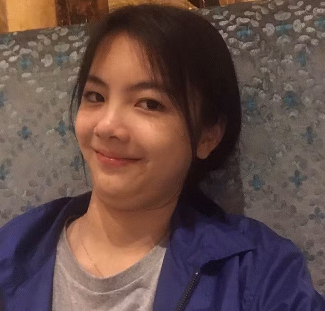 Được biết, "nữ thần mặt mộc" này có nickname là Bonnie, sinh năm 2004 và hiện đang sống tại Quảng Đông, Trung Quốc.