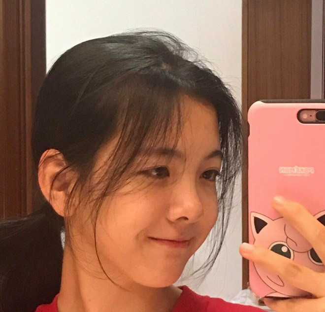 Không chỉ xinh đẹp, Bonnie còn biết chơi guitar và sở hữu giọng hát ngọt ngào.