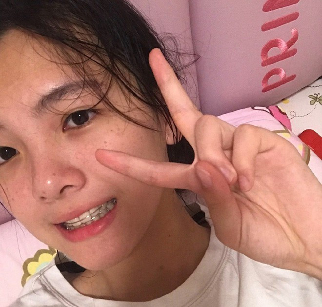 Những bức ảnh được cô gái trên chụp với camera thường, đôi khi nhòe nhoẹt nhưng khuôn mặt với nét nào ra nét ấy vẫn cuốn hút tất cả mọi người. Thậm chí những bức ảnh giản dị và chân thực này còn khiến CĐM "cảm nắng" ngay từ cái nhìn đầu tiên.