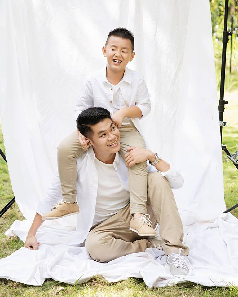 Đăng ảnh con trai riêng và ông xã kém tuổi, Lê Phương thắc mắc: "Có gì mà hai cha con vui dữ vậy?!"