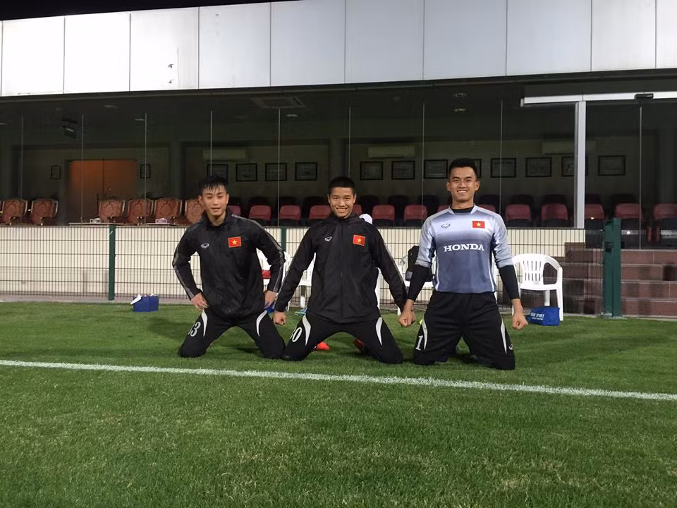 Các thủ môn của U23 Việt Nam là Hoài Anh, Minh Long, Văn Tiến luyện công tại sân tập trong nhà.