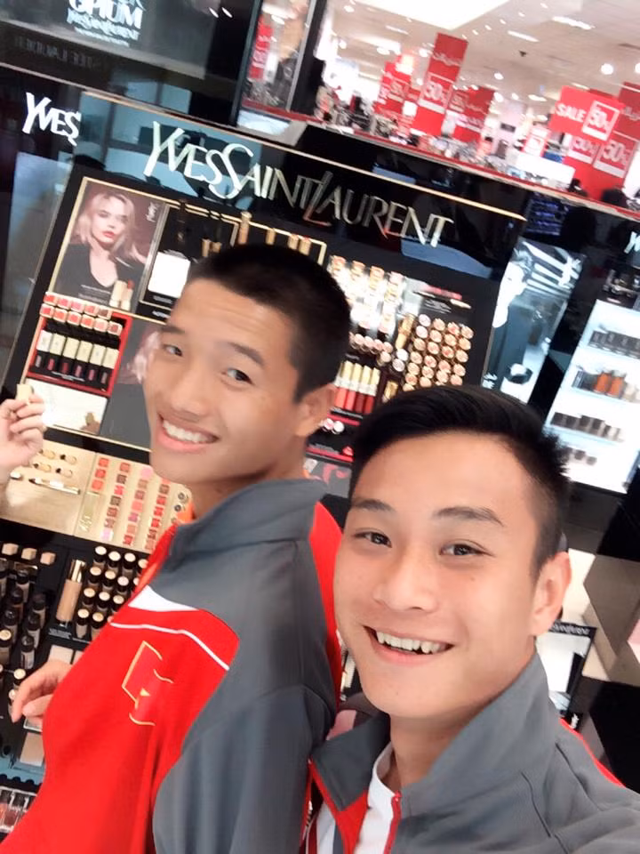 Hoài Anh rủ Minh Long đi mua sắm tại Doha.