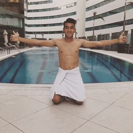 Cầu thủ Hoàng Lâm khoe ảnh bể bơi sang chảnh trong khuôn viên khách sạn nơi U23 Việt Nam lưu trú.
