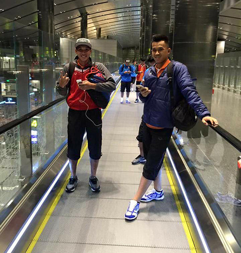 Các cầu thủ Việt Nam chụp ảnh tại băng chuyền di chuyển tới khu mua sắm tại thành phố Doha - Qatar.