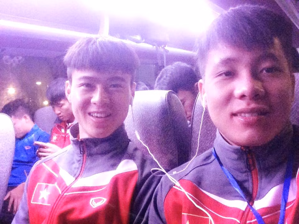 Các cầu thủ U23 Việt Nam chụp ảnh mọi nơi mọi lúc ngay cả trên xe buýt di chuyển từ sân tập về đến khách sạn.