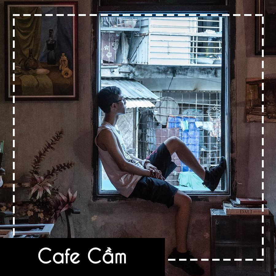 Quán Cầm là một chốn bình yên giấu mình giữa lòng Hà Nội ồn ã. Đến Cầm là đến với không gian âm nhạc, đến với nắng và gió trời, những chú mèo nằm lười trên mái tôn. Phải thực sự đến Cầm một lần thì bạn mới hiểu được chút xíu định nghĩa của "bình yên".