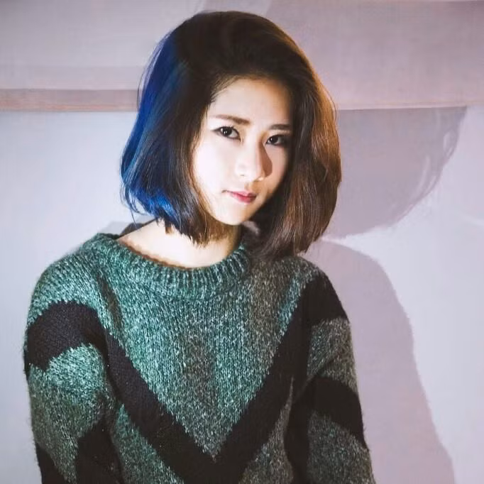 Lần mò trên trang cá nhân của Thùy Linh nhiều người nhận ra rằng, cô nghệ sĩ nhạc cụ dân tộc này là người đa phong cách khi cô mặc đẹp cả trang phục truyền thống lẫn thời trang hiện đại.