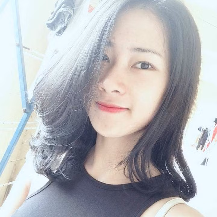 Vẻ đẹp trong sáng cùng đôi mắt "cười" khiến Thùy Linh trở nên hấp dẫn với những người xung quanh khi tiếp xúc với cô.