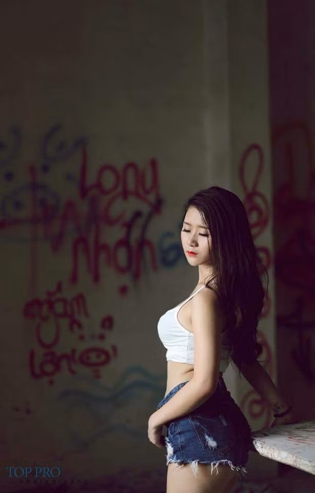 Thân hình nóng bỏng của Thùy Linh nữ nghệ sĩ hát chầu văn phố cổ vừa qua đã làm cư dân mạng xao xuyến. Ảnh: FBNV.