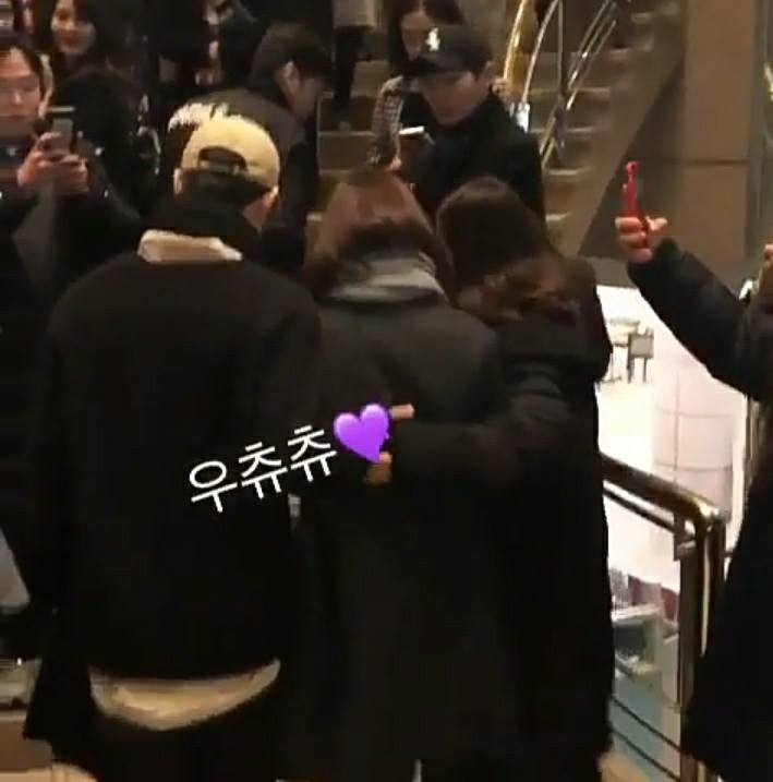 Tối 2/3, nhiều người hâm mộ đã bắt gặp Song Joong Ki cùng bà xã Song Hye Kyo tới xem vở kịch Richard III để ủng hộ diễn viên Hwang Jung Min. Nam diễn viên Hwang Jung Min đã từng hợp tác cùng Song Joong Ki trong bộ phim Đảo địa ngục và là người bạn thân thiết của cặp đôi Song - Song.