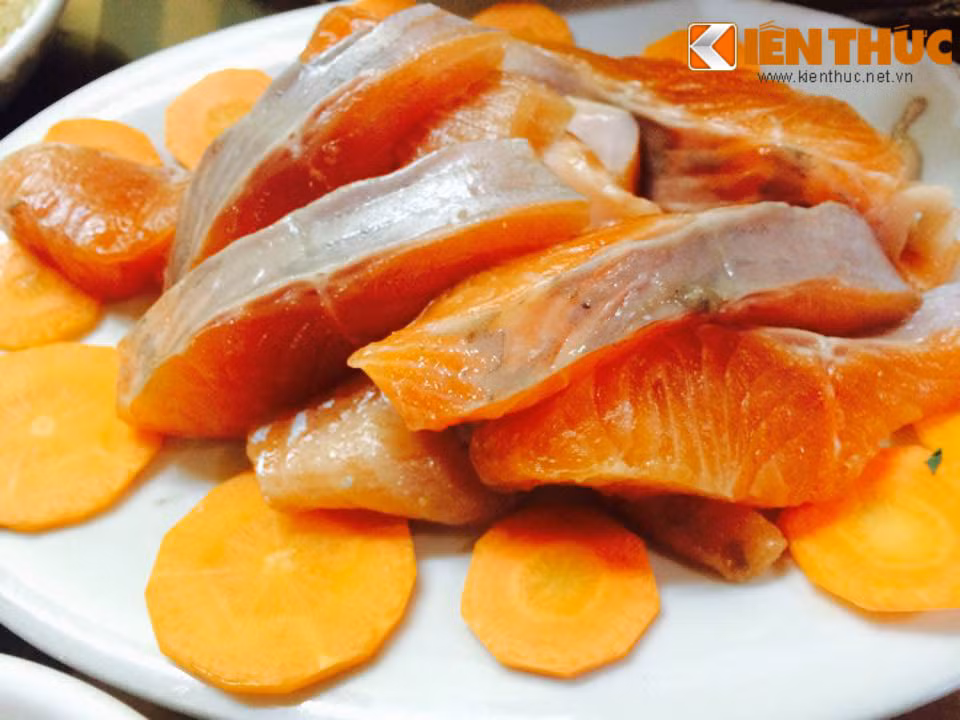 Ngoài những loại rau, người dân Sapa còn nuôi được cá hồi sông. Được thưởng thức một nồi lẩu cá hồi sông vào buổi tối se se lạnh của Sapa thì thật là tuyệt vời. Ảnh: Linh Cẩm.