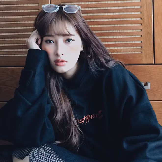 Nzim hay còn biết với tên thật là Nguyễn Diệu Huyền là một hot girl Hà thành được nhiều người yêu mến và hâm mộ với style ăn mặc cực chất. Tuy nhiên, mới đây cô nàng này khiến dân mạng phải tiếc hùi hụi khi đăng tải những bức ảnh chuẩn bị "bỏ cuộc chơi theo chồng".