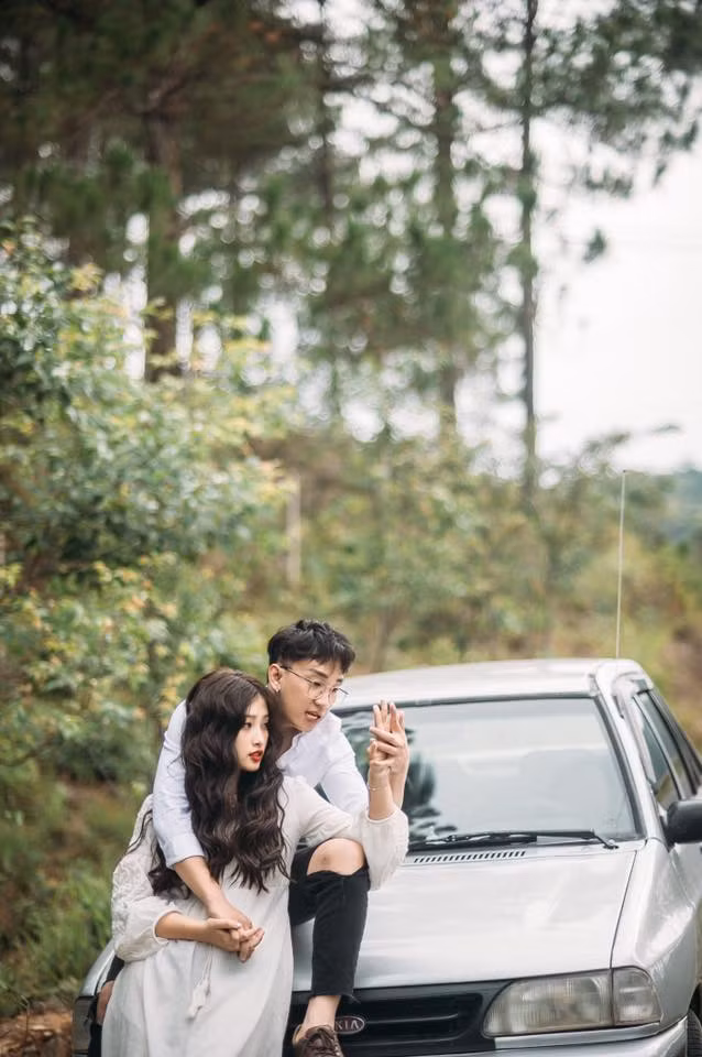 Gặp nhau vào những ngày cuối cùng của năm 2011, sau một thời gian tìm hiểu cặp đôi Nzim và T-Akayz đã chính thức yêu nhau. Tuy nhiên, chạng đường tình yêu của họ không phải lúc nào trải đầy hoa hồng mà cũng phải vượt rất nhiều thử thách để đến được với nhau.