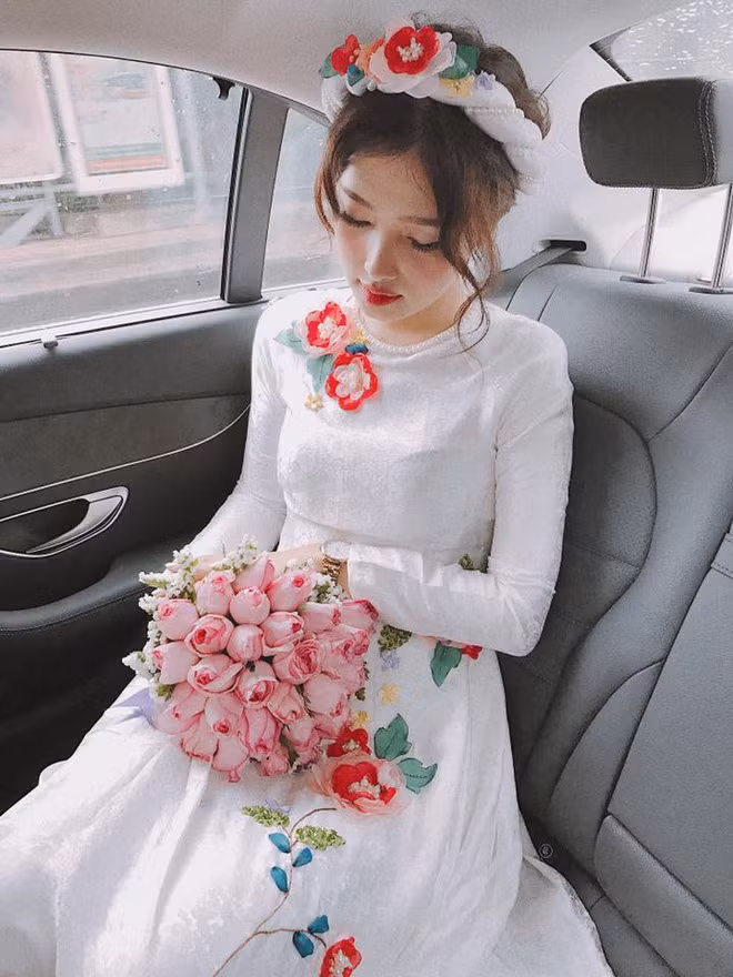 Nzim sinh năm 1994, từng theo học khoa tiếng Nhật, trường Đại học Thăng Long. Sau thời gian thành danh tại Hà Nội, cô bạn này quyết định vào Sài Gòn để phát triển thương hiệu thời trang của mình và cũng là lấn sân sang nghiệp điện ảnh bằng quyết định theo học trường Đại học Sân khấu Điện ảnh.