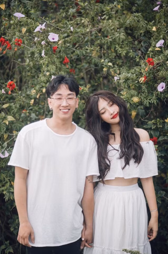 Bẵng đi một thời gian để chú tâm cho việc kinh doanh và học nghề diễn viên, mới đây cô hot girl 9x Hà thành bất ngờ "khoe" bộ ảnh cưới lãng mạn trên mạng xã hội và gửi thông báo đến bạn bè, người thân về đám cưới của mình.