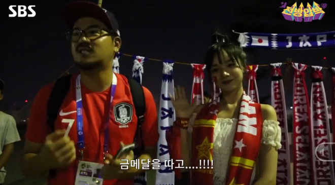 Cuối tháng 8 vừa qua, kênh truyền hình lớn nhất Hàn Quốc - SBS đã phát sóng đoạn clip ngắn phỏng vấn một nữ CĐV Việt xinh đẹp ASIAD 2018 . Cô nàng đã khiến bao người "đổ gục" bởi vẻ ngoài thanh tú, dễ thương và câu trả lời phỏng vấn thông minh bằng tiếng Anh.