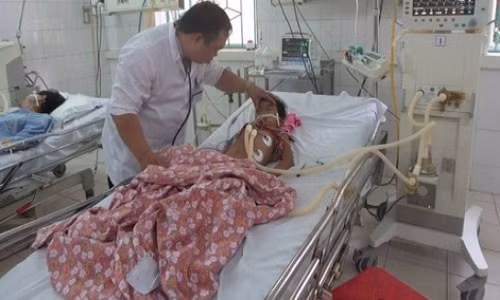 Ba tre trong mot gia dinh ngo doc chua ro nguyen nhan