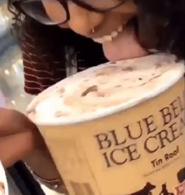 Phan no co gai than nhien le luoi 