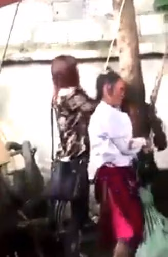 Hình ảnh người phụ nữ trộm đồ bị “ngược đãi”. (Ảnh cắt từ clip)