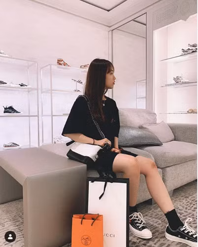 Cũng theo Minh Anh thì những người nói xấu cô không phải chỉ có 1 người yêu cũ mà là nguyên 1 đám.