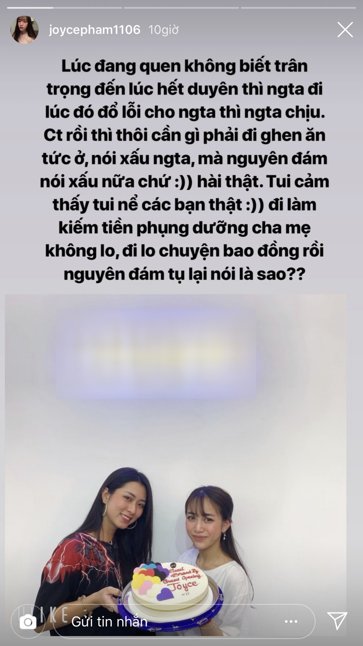 Thế nhưng giàu cũng mang tâm sự của người giàu. Ví như mới đây trên trang cá nhân của mình, Minh Anh chia sẻ dòng story không mấy tích cực từ hội bạn cũ.