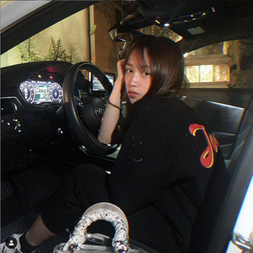 Chứng kiến những gì xuất hiện trên trang cá nhân của Minh Anh, cô bạn ám chỉ người từng yêu đã không biết trân trọng mình đến khi hết duyên thì quay sang nói xấu.