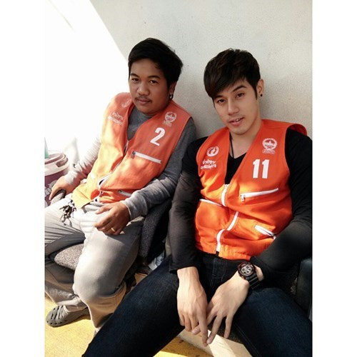 Năm 2014, Dechapat Thanadawong (áo số 11) nổi lên trên mạng Thái Lan với biệt danh " hot boy xe ôm" bằng khuôn mặt đẹp trai cùng thân hình vô cùng chuẩn.