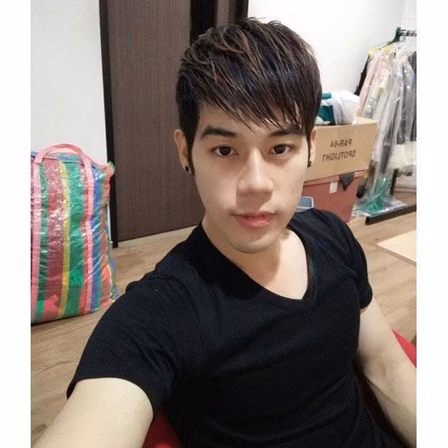 Với làn da trắng cùng khuôn mặt nam tính, Dechapat thu hút rất nhiều được fan nữ theo dõi trang cá nhân của mình.