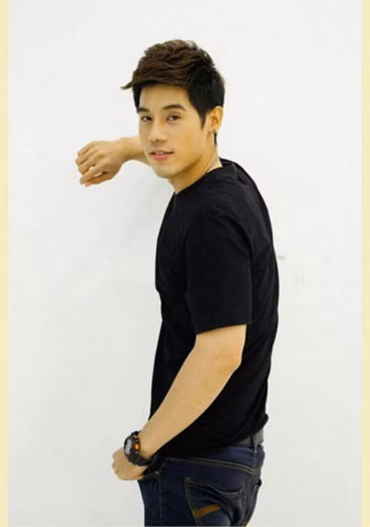 Sau khi lxuất hiện trên một chương trình truyền hình, Dechapat trở thành một hiện tượng mạng nổi tiếng, thu hút sự quan tâm của nhiều bạn trẻ Thái Lan.