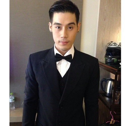 Theo nhiều cư dân mạng, việc sở hữu khuôn mặt bảnh trai và thân hình 6 múi, vạm vỡ thì Dechapat chuyển sang làm nghề người mẫu là điều vô cùng hợp lý.