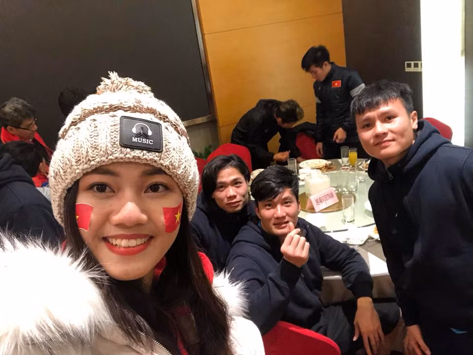 Không chỉ có mặt trên khán đài, Thanh Tú còn nhờ các mối quan hệ để có thể tiếp cận các cầu thủ U23 Việt Nam họ đang ở trong nơi lưu trí của mình tại thành phố Thường Châu - Trung Quốc.