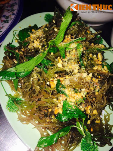 Nộm rong biển là món ăn vừa mát vừa dễ ăn cho du khách khi đến với đảo Lý Sơn.