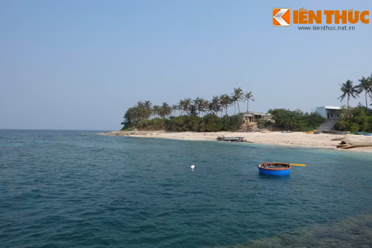 Ngoài tham quan du lịch những địa điểm trên núi, đến với Lý Sơn các du khách còn bị cuốn hút bởi bãi cát trắng dài miên man hòa lẫn màu nước biển xanh ngắt hút hồn.