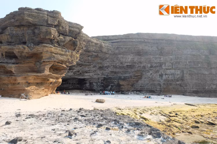 Hang Câu nằm dưới chân núi Thới Lới, tại thôn Đông, xã An Hải (Lý Sơn). Hang Câu có một khung cảnh thiên nhiên hùng vĩ giữa một bên là biển, một bên là núi. Hang Câu được sóng và gió biển bào mòn, “khoét sâu” vào lòng núi và hình thành cách đây hàng ngàn năm từ nham thạch. Khung cảnh ở đây còn khá hoang sơ nhưng mang một vẻ đẹp rất thơ mộng, quyến rũ hút hồn du khách.