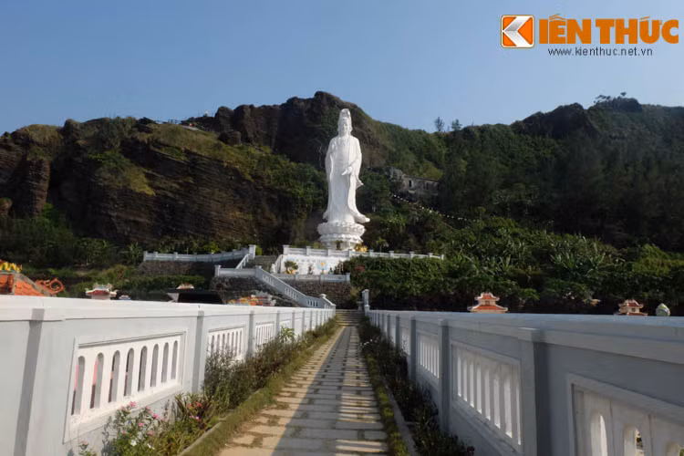 Ngoài thời gian thả hồn mình với sóng biển, đến với Lý Sơn các bạn còn có thể đến thăm những ngôi chùa như chùa Đục với tượng Phật Bà Quan Âm cao trên 27m, Đình An Vĩnh, đài tưởng niệm Hải đội Hoàng Sa hay chùa Hang.