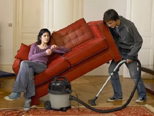 Mùng 8/3 các chị em chỉ cần ngồi thôi, còn cả thế giới cứ để đàn ông lo.