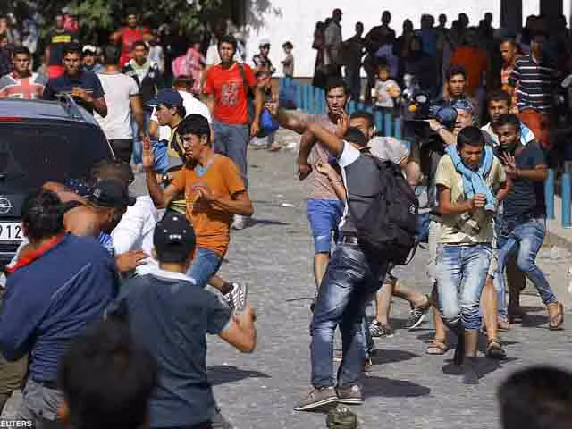 Di dân sử dụng gạch đá, các chai thủy tinh vỡ, gậy gộc làm vũ khí trong cuộc ẩu đả. Nhiều người đã bị thương, thậm chí có những người bị thương rất nặng.