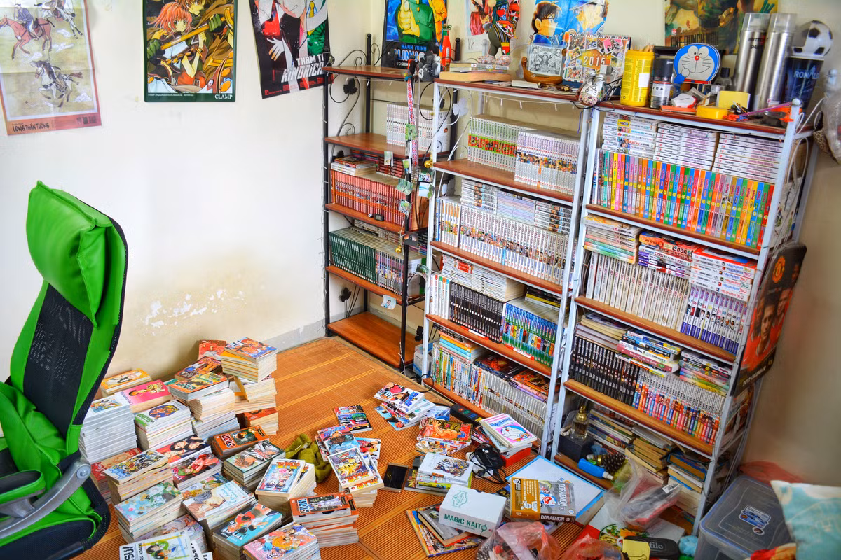 Nhìn vào tủ sách vô cùng ngăn nắp, mỗi bộ truyện đều được xếp đúng vị trí. Một số chồng truyện còn được anh chàng buộc kỹ bằng túi ni lông để trên nóc tủ cho khỏi bụi nữa khiến nhiều người cảm nhận được tình yêu với những cuốn truyện đi vào huyền thoại của giới trẻ Việt.