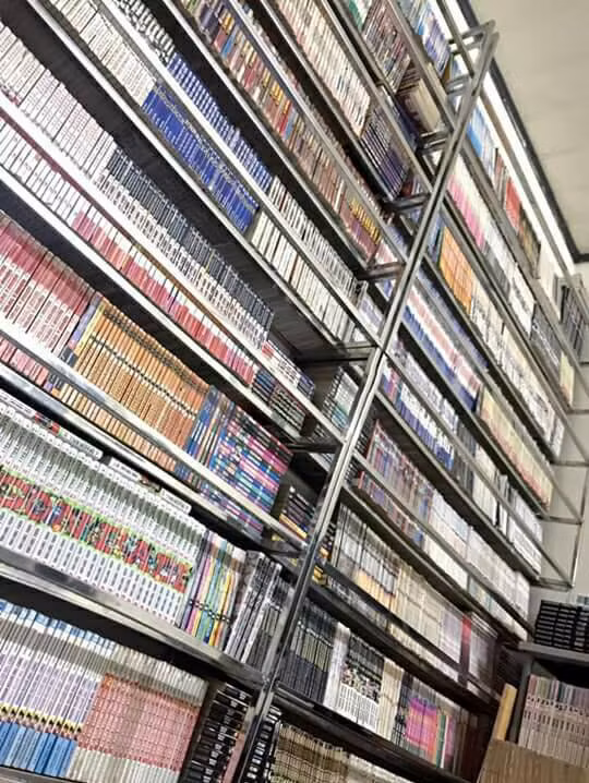 Trước khi những hình ảnh về 6000 cuốn truyện tranh trên được đăng tải, cộng đồng mạng từng chứng kiến tủ truyện tuy nhỏ hơn, nhưng số lượng cũng không kém cạnh là bao so với tủ truyện ở trên.