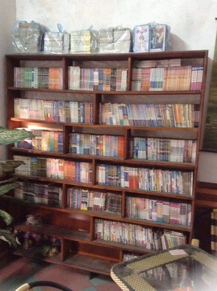 Cũng có lẽ vì thế mà những kỉ niệm liên quan đến truyện tranh luôn nhận được rất nhiều sự chú ý từ cộng đồng mạng. Mới đây nhất chính là kho truyện tranh đồ sộ của anh chàng cuồng manga với một tủ sách nhìn thấy thôi cũng đủ choáng váng.